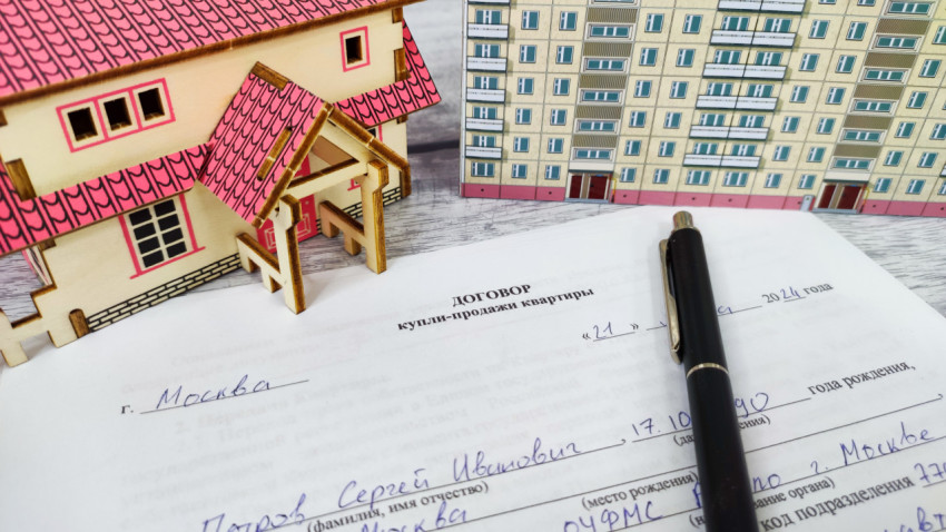 Договор купли-продажи квартиры с макетами домов и ручкой