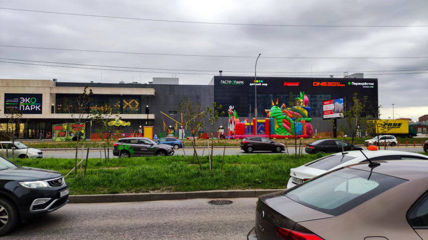 Торговый центр «Экопарк» и уличные аттракционы перед фасадом