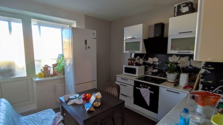 Кухня с окном, холодильником и рабочей зоной