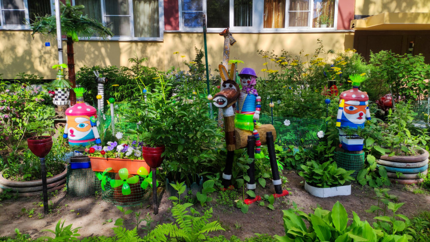 Декоративная композиция с фигурами из пластиковых элементов в дворе