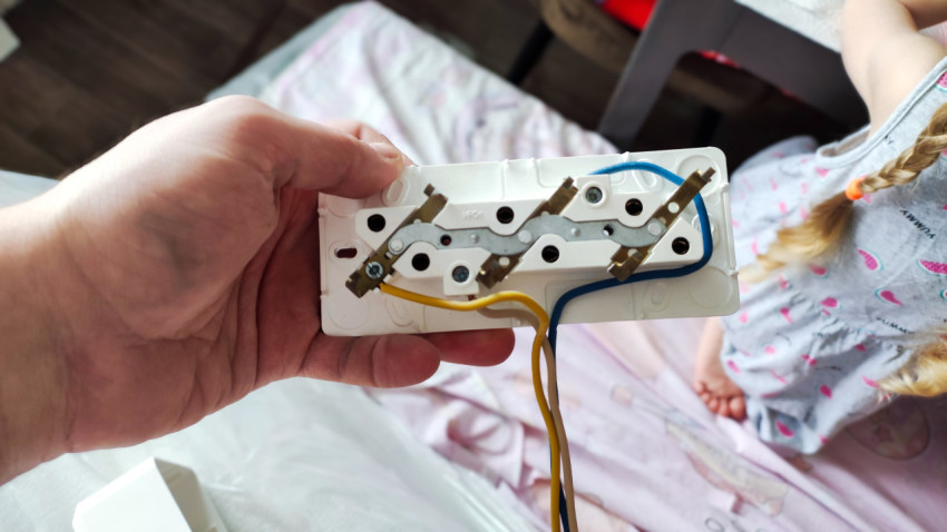 Разобранная розетка с подведёнными проводами