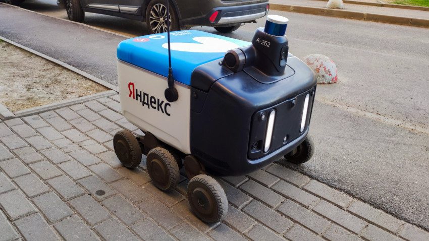 Робот-курьер «Яндекс» крупным планом