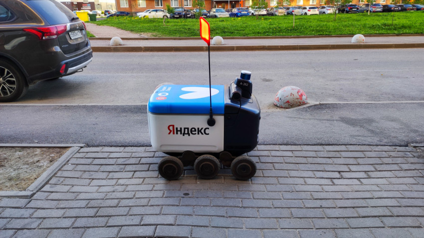 Робот-курьер «Яндекс» на тротуаре