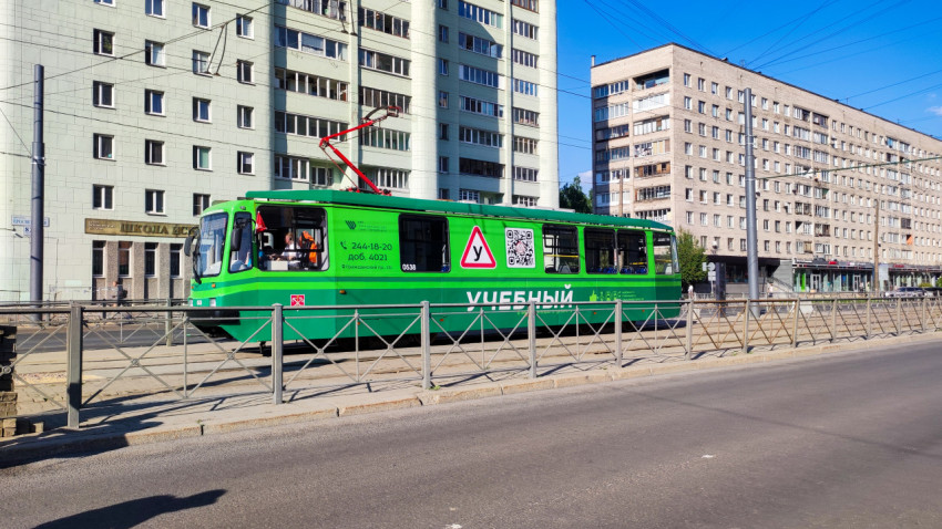 Учебный трамвай у жилых домов на проспекте