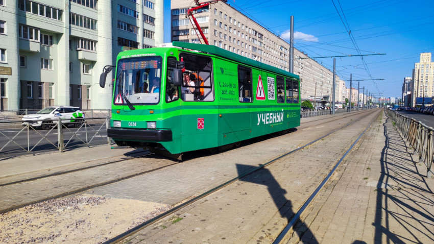 Учебный трамвай на трамвайных путях в жилом квартале