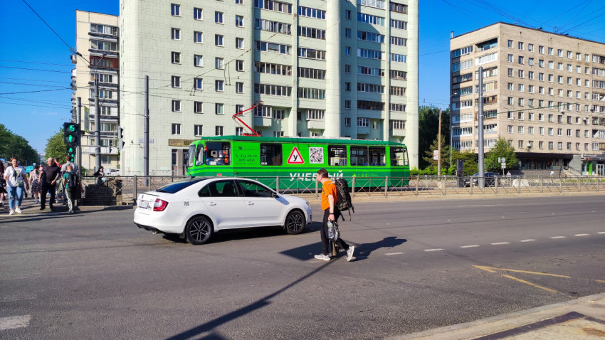 Учебный трамвай и пешеходы на перекрёстке