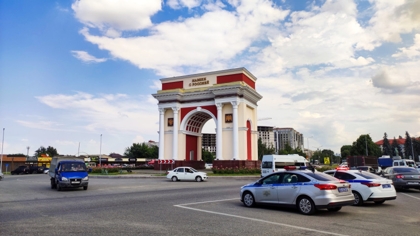 Триумфальная арка «Навеки с Россией» и патрульные автомобили