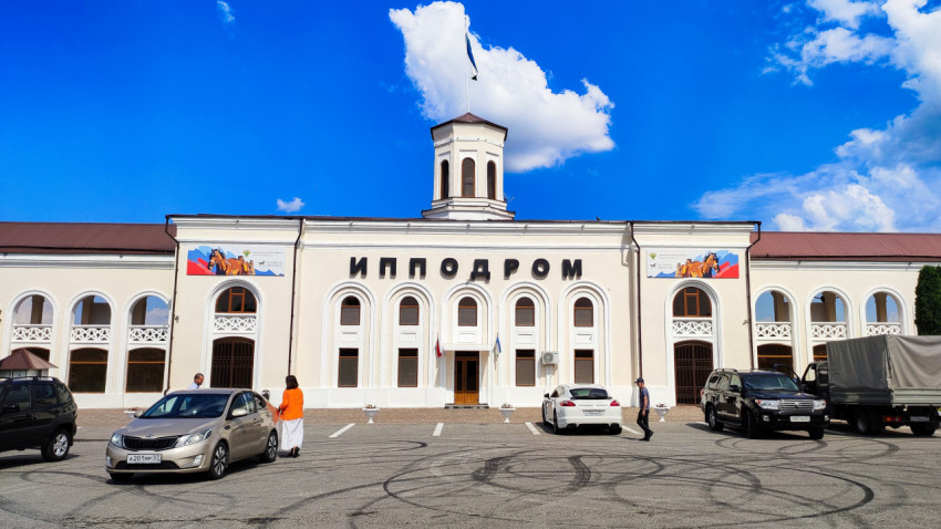 Центральный вход Нальчикского ипподрома