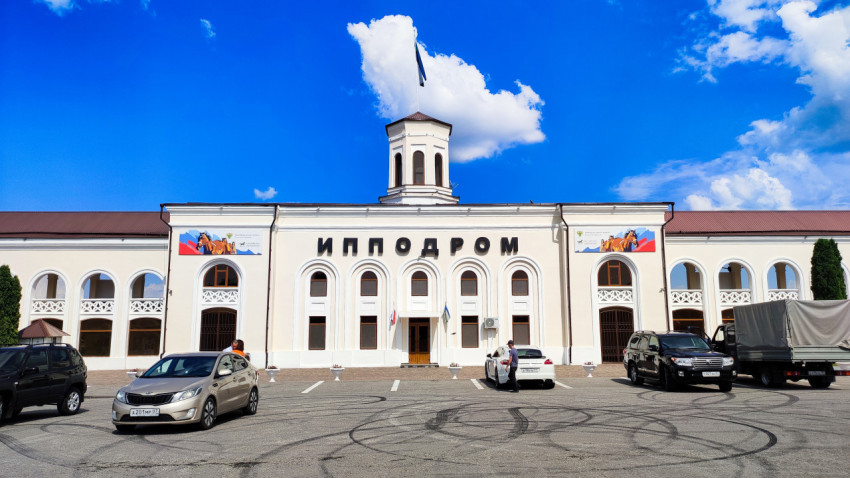 Здание Нальчикского ипподрома на фоне синего неба