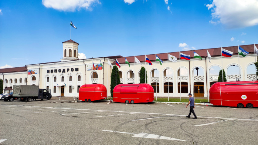 Фасад Нальчикского ипподрома с флагами регионов