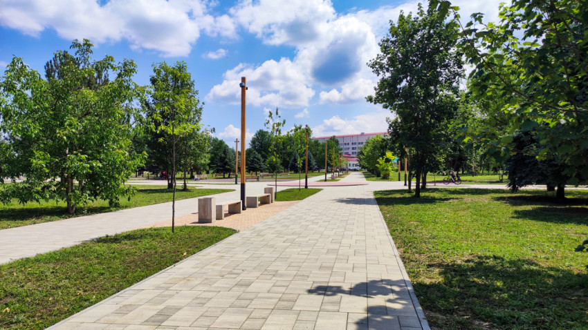 Пешеходные дорожки в городском парке