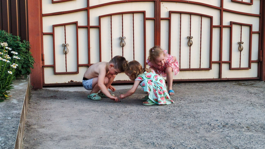 Дети играют на улице у ворот