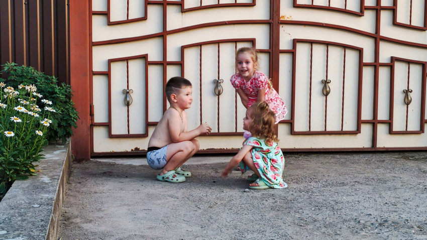 Трое детей общаются на улице