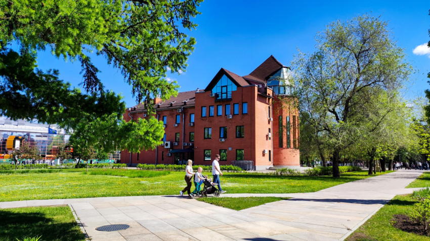 Пешеходная зона ВДНХ вдоль административного здания