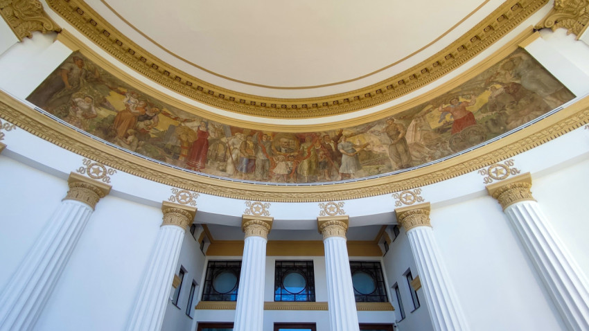 Интерьер портика павильона №71 ВДНХ с монументальной фреской