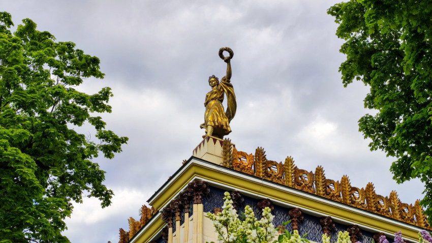 Угловая скульптура павильона «Украина» ВДНХ среди весенней зелени