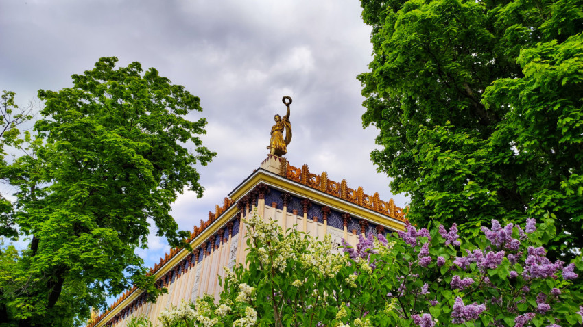 Скульптура девушки с лавровым венком на павильоне «Украина» ВДНХ