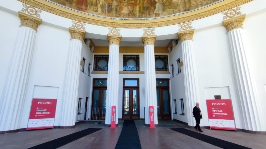 Главный вход павильона «Умные финансы» в павильоне №71 ВДНХ