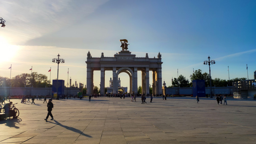 Главный вход ВДНХ с аркой и скульптурной композицией на площади