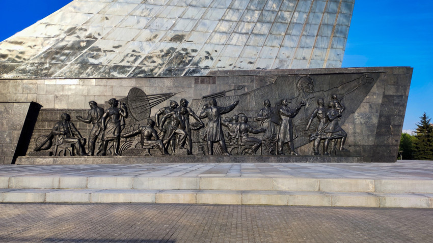 Панорамный вид барельефа у основания монумента «Покорителям космоса»