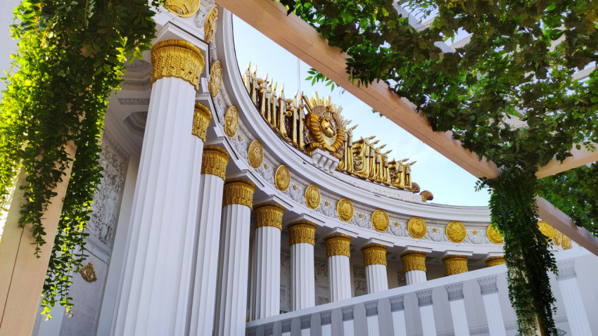 Колоннада и декоративный пояс Центрального павильона ВДНХ