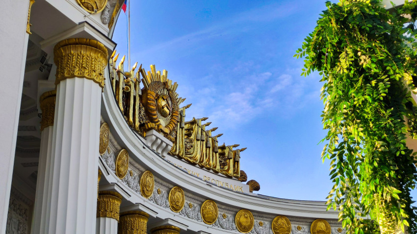 Декор фасада Центрального павильона ВДНХ