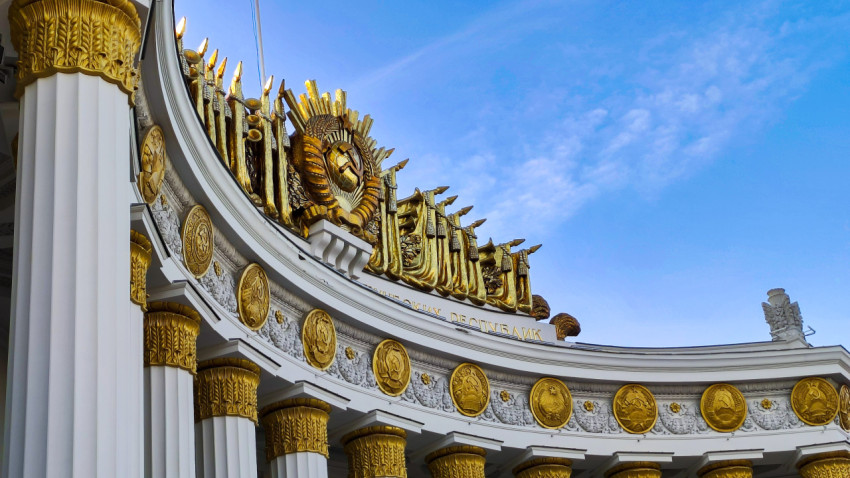 Золотой фронтон и колонны павильона ВДНХ