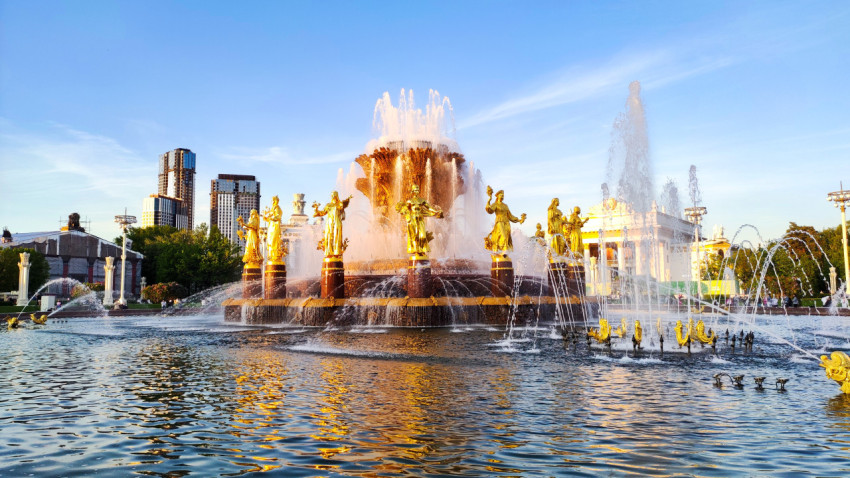 Фонтан «Дружба народов» на ВДНХ и современные здания на горизонте