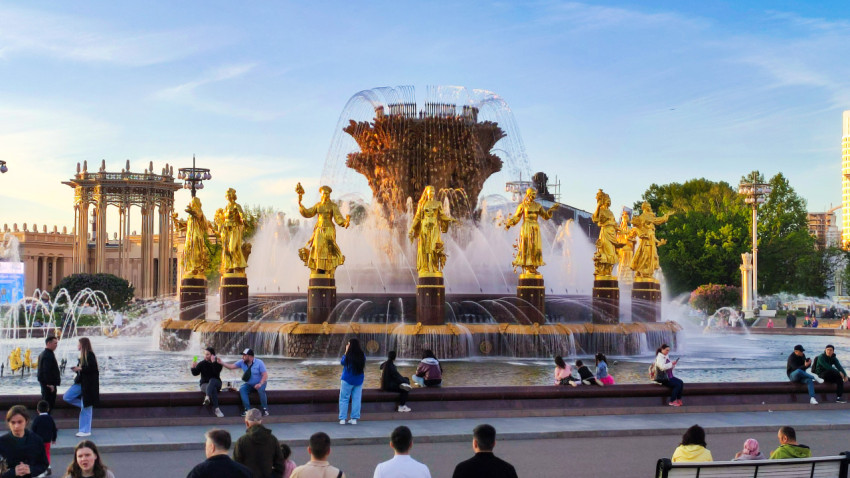 Фонтан «Дружба народов» на ВДНХ с крупным видом скульптур