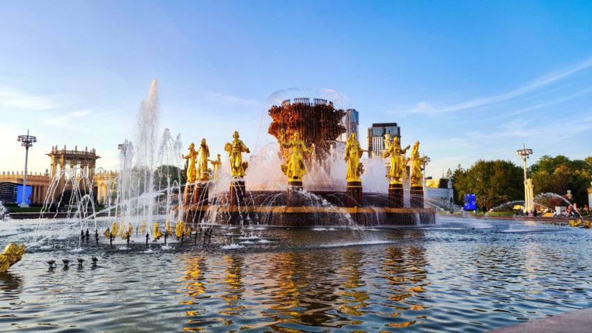 Фонтан «Дружба народов» на ВДНХ и колоннада «Каменный цветок»