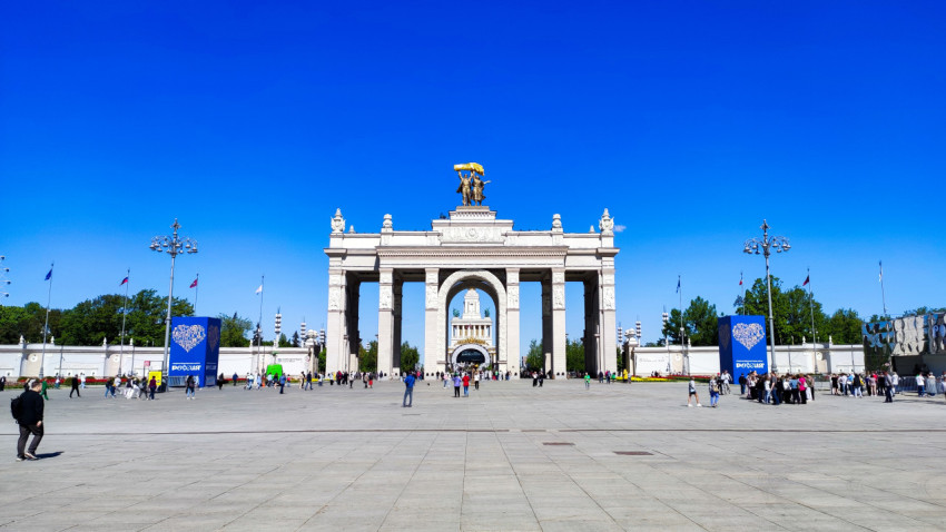 Главный вход ВДНХ с триумфальной аркой
