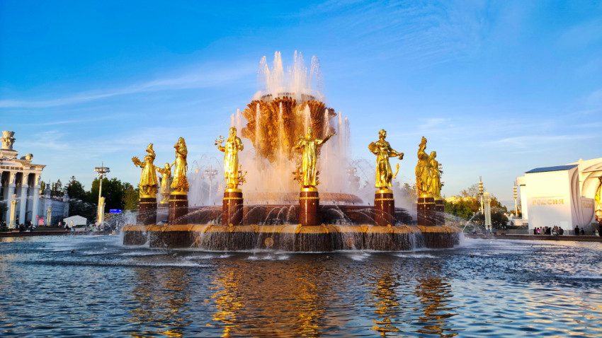 Фонтан «Дружба народов» на ВДНХ в вечернем освещении