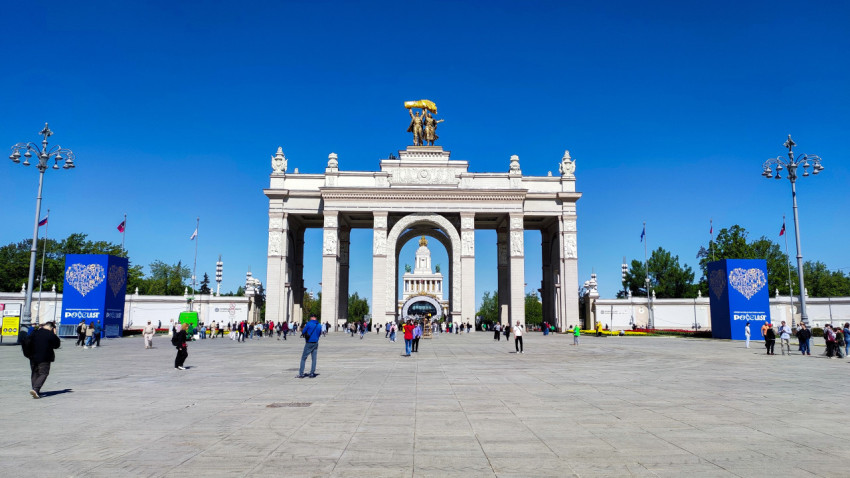 Триумфальная арка ВДНХ и площадь перед ней