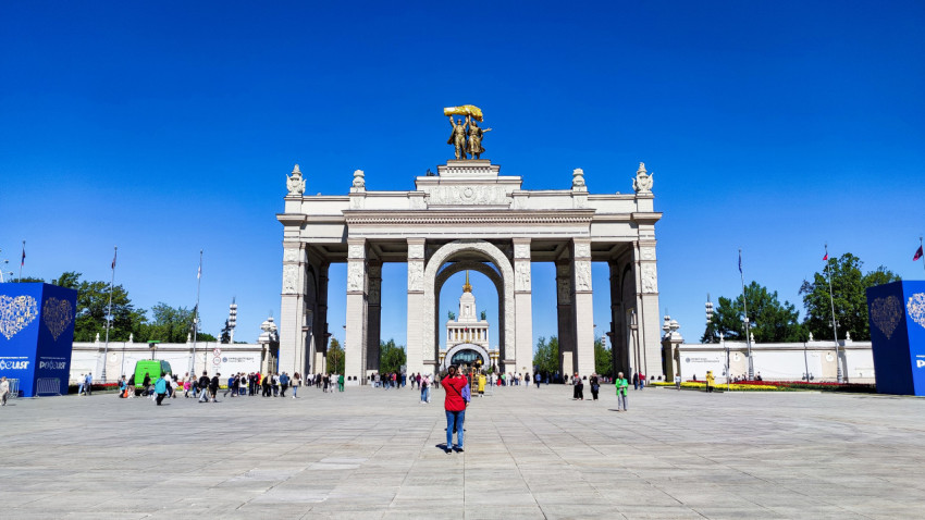Главный вход ВДНХ и площадь перед аркой