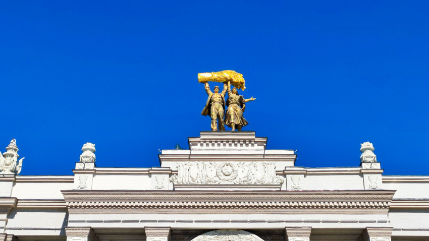 Скульптура на вершине главного входа ВДНХ