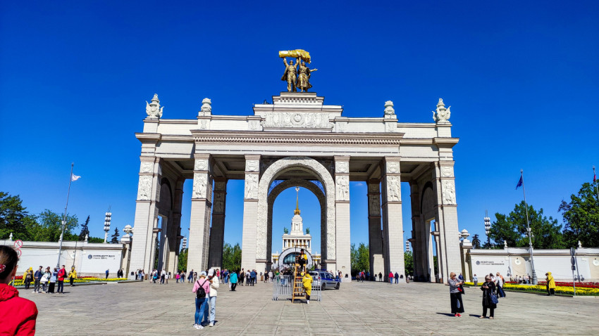 Триумфальная арка ВДНХ с видом на павильон №1