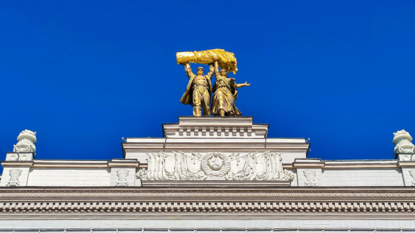 Скульптура тракториста и колхозницы на фасаде главного входа ВДНХ