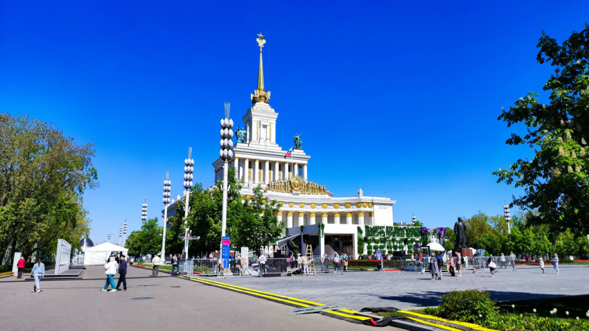 Центральный павильон №1 ВДНХ с площади перед входом