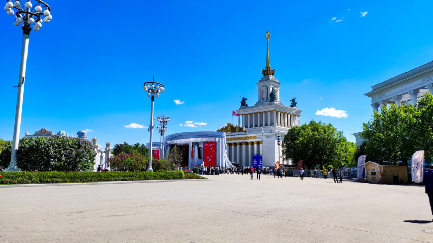 Главная аллея ВДНХ и павильон «Центральный»