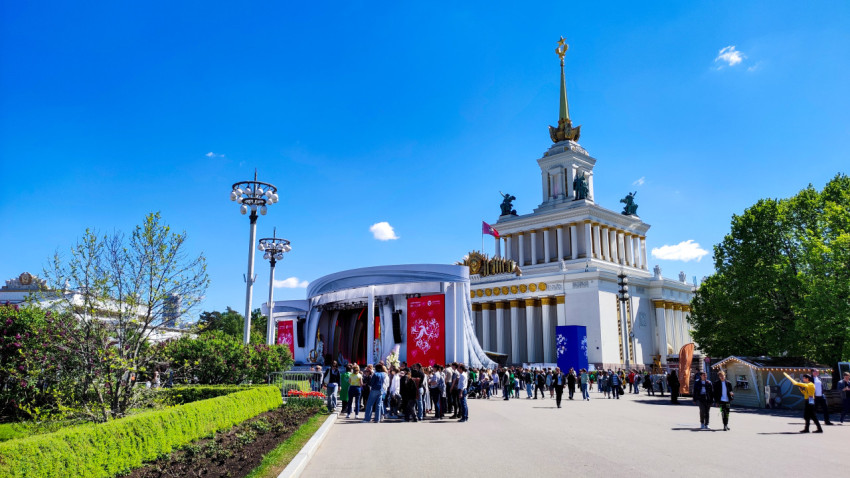 Посетители у временной сцены на территории ВДНХ