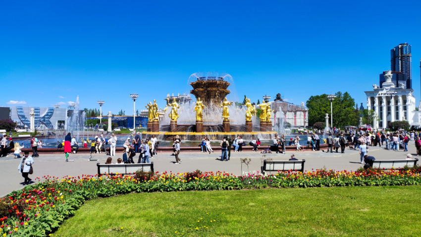 Фонтан «Дружба народов» на Центральной аллее ВДНХ