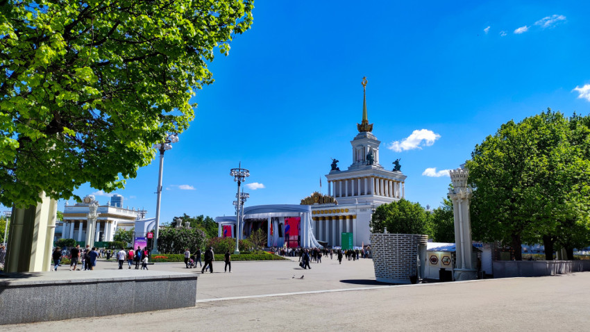 Центральный павильон ВДНХ на фоне Главной аллеи