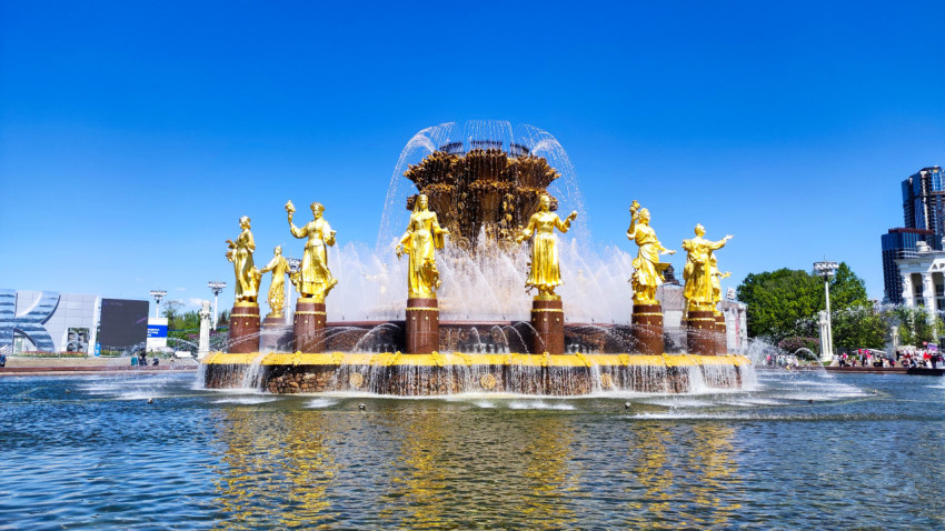 Общий вид фонтана «Дружба народов» с отражением в воде