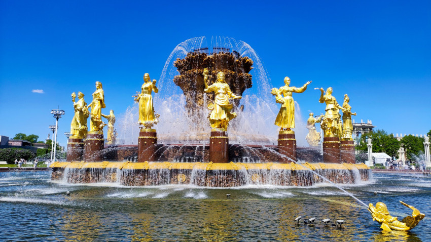 Фонтан «Дружба народов» с декоративными элементами водной системы