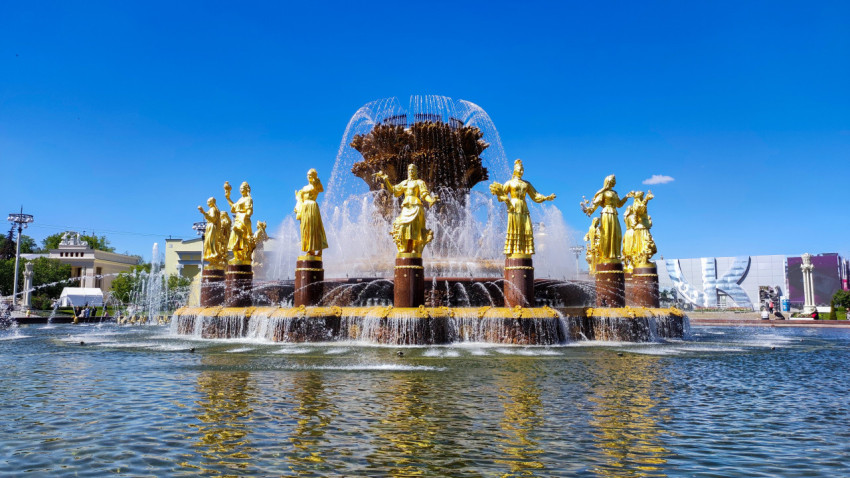 Фонтан «Дружба народов» в центральной части выставочного комплекса ВДНХ