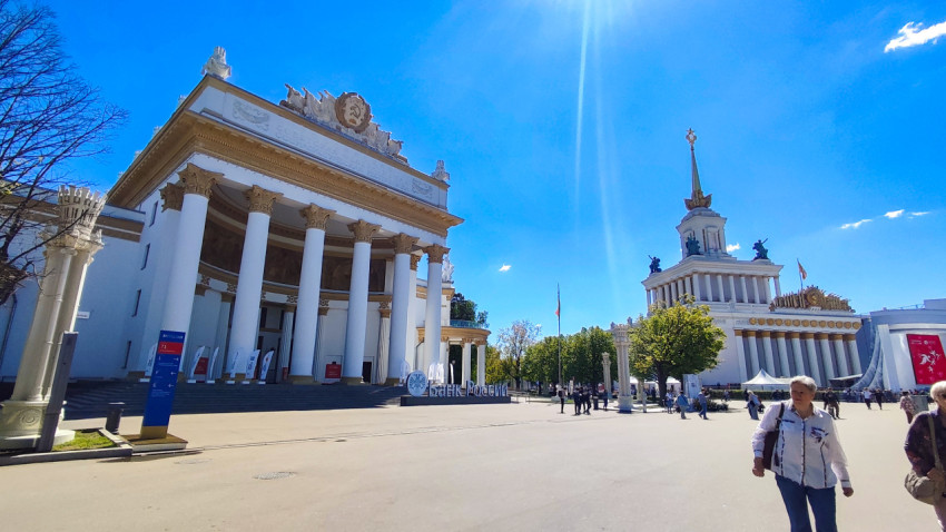 Павильон РСФСР и Главный павильон ВДНХ в одном пространстве