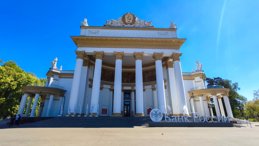 Павильон Банка России «Умные финансы» у входа на ВДНХ