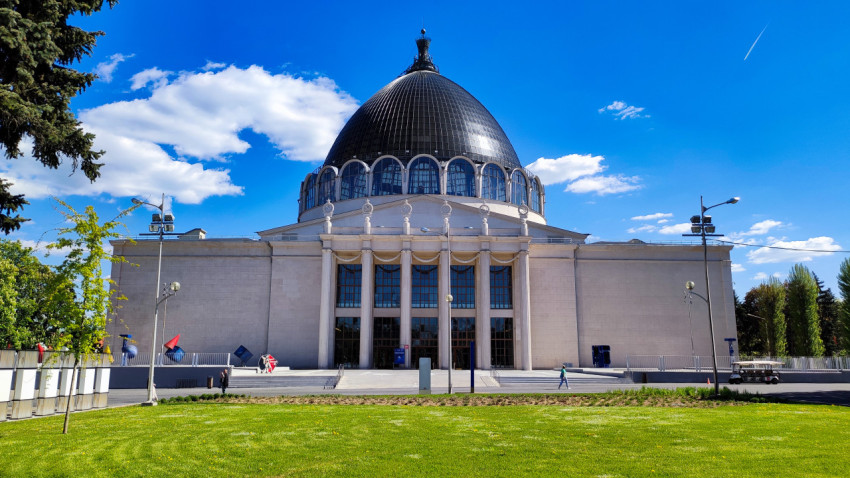 Центральный фасад павильона №32 «Космос» на ВДНХ