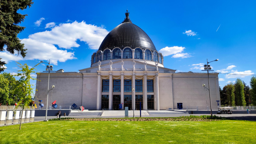 Павильон «Космос» на ВДНХ с видом на купол