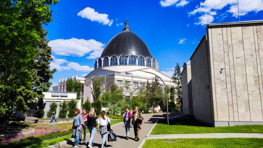 Павильон «Космос» и пешеходная аллея ВДНХ